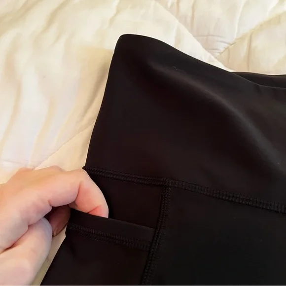 Old Navy Black PowerSoft 15.5” Inseam Crop Capri Women’s Leggings (size XL) - Picture 3 of 6